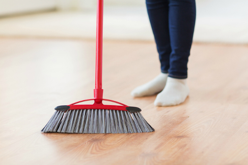 Sai lầm khi dùng nước lau sàn nhà diệt khuẩn Không quét nhà trước