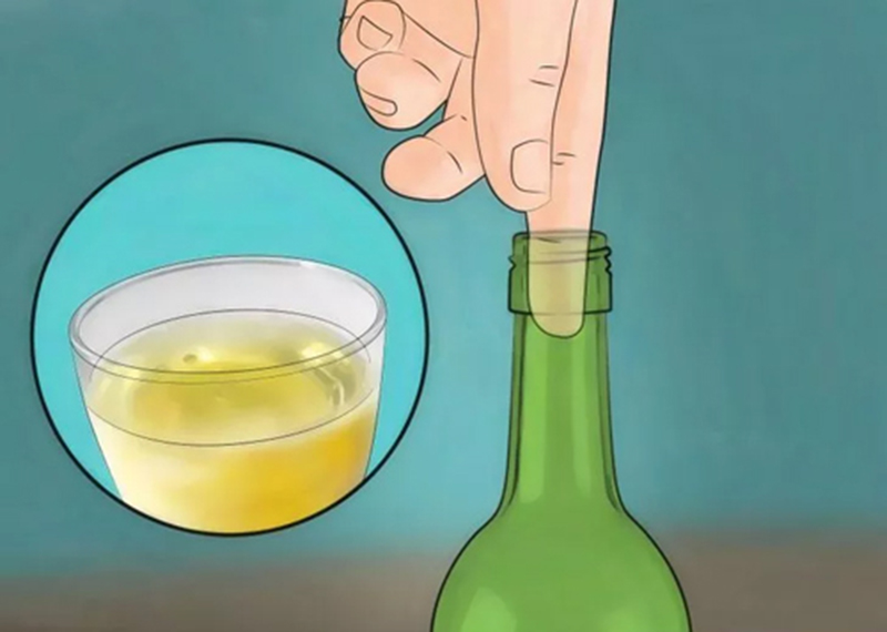 Bôi dầu thực vật lên miệng chai thủy tinh nhằm khiến cho gián dễ trượt vào trong chai hơn.