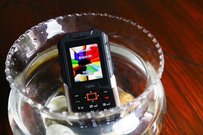 Nomu Nomu T10 nồi đồng cối đá, chống va đập, chống nước IP 68, giá 1.3 triệu