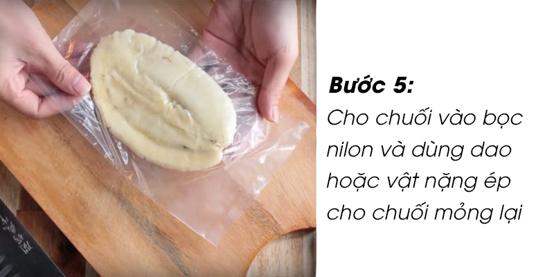 Bỏ chuối vào túi nilong, dùng dao to bảng ép mỏng chuối.