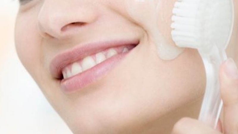 Rửa mặt bằng kem đánh răng: Tác hại và tác dụng kem đánh răng