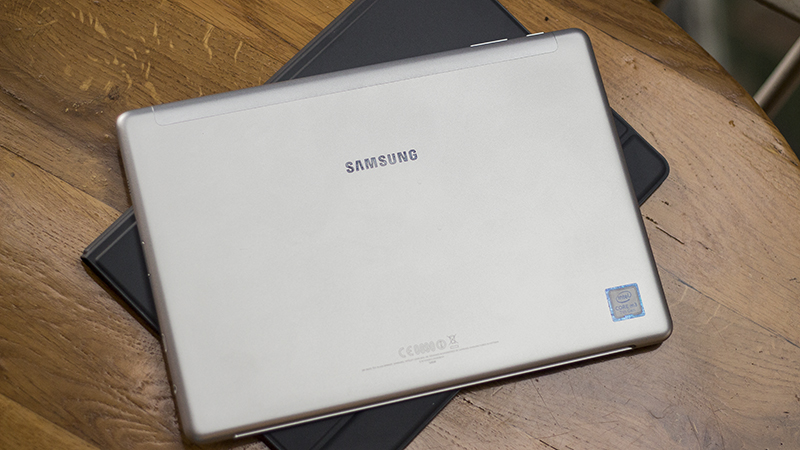 trên tay Galaxy Book 10.6 inch