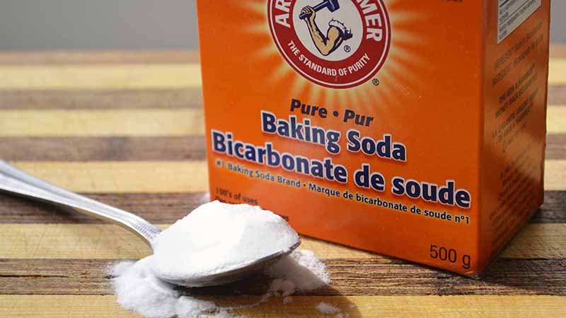 Hòa hai muỗng cà phê bột baking soda với nước, sau đó ngâm quần áo vào.