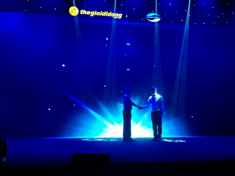 Nghi thức bắt tay giữa TGĐ Trần Kinh Doanh với các GĐ cấp cao Viettel Nghi thức bắt tay giữa TGĐ Trần Kinh Doanh với các GĐ cấp cao Viettel