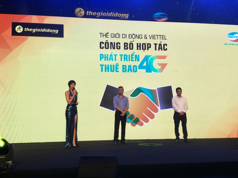 Nghi thức bắt tay giữa TGĐ Trần Kinh Doanh với GĐ cấp cao Viettel Nghi thức bắt tay giữa TGĐ Trần Kinh Doanh với GĐ cấp cao Viettel