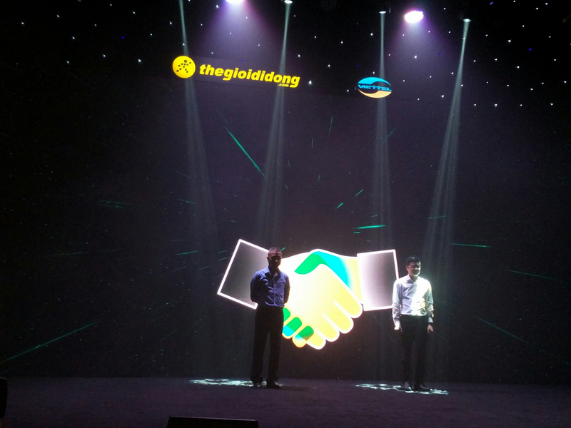 Nghi thức bắt tay giữa TGĐ Trần Kinh Doanh với các GĐ cấp cao Viettel Nghi thức bắt tay giữa TGĐ Trần Kinh Doanh với các GĐ cấp cao Viettel