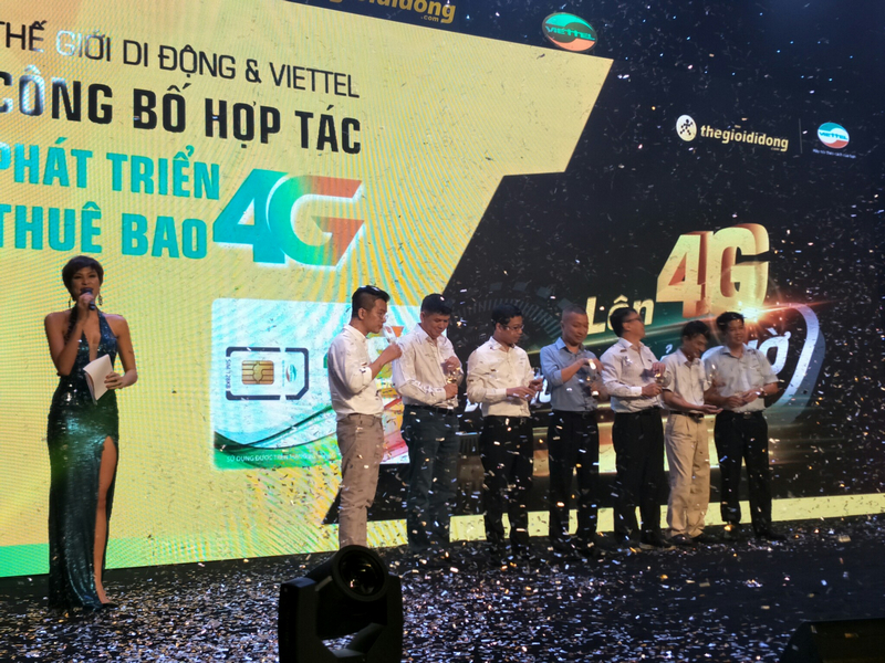 Khoảnh khắc nâng ly chúc mừng sự hợp tác của hai bên Khoảnh khắc nâng ly chúc mừng sự hợp tác của hai bên