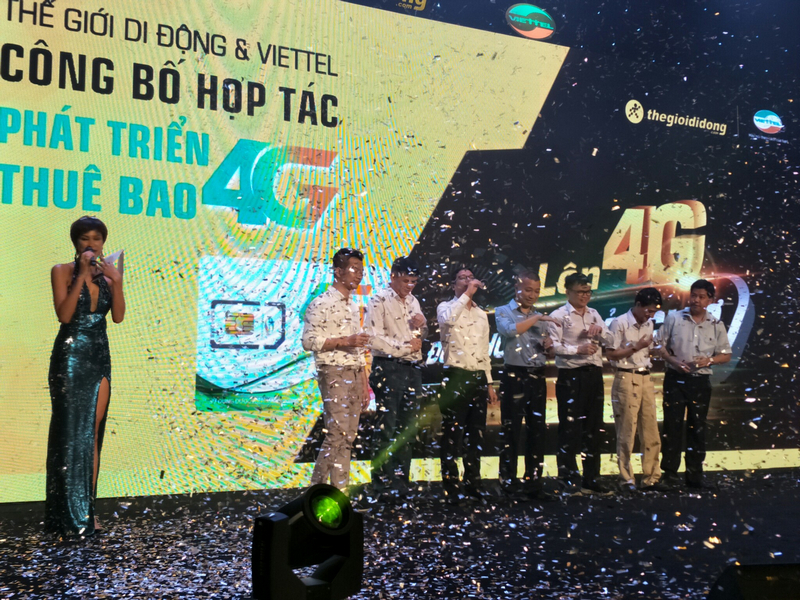 Khoảnh khắc nâng ly chúc mừng sự hợp tác của hai bên Khoảnh khắc nâng ly chúc mừng sự hợp tác của hai bên