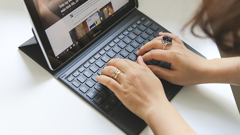 Đánh giá chi tiết Galaxy Book