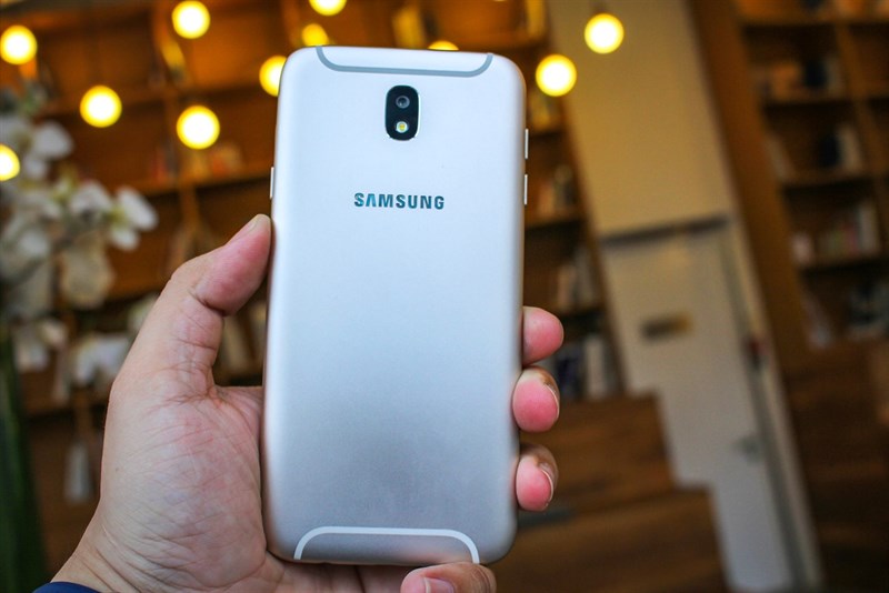 Samsung ra mắt Galaxy J7 Pro, camera khẩu độ như Galaxy S8, giá tầm trung