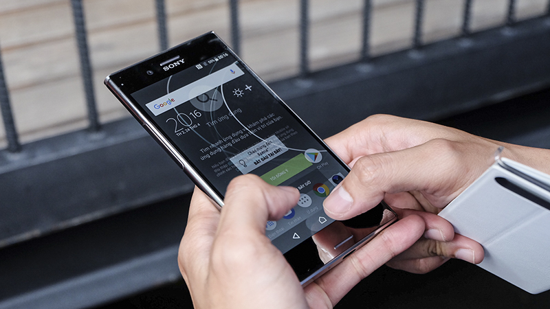 Xperia XZ Premium được trang bị đồng thời công nghệ mở khóa bằng vân tay và khuôn mặt Xperia XZ Premium được trang bị đồng thời công nghệ mở khóa bằng vân tay và khuôn mặt