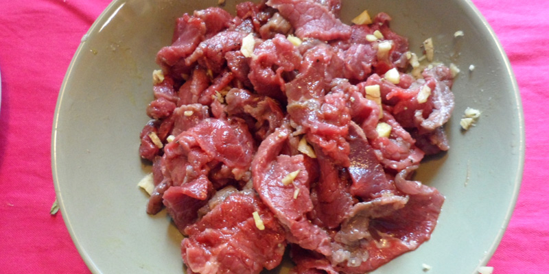 Thịt bò nên được ướp với gia vị trước khi xào