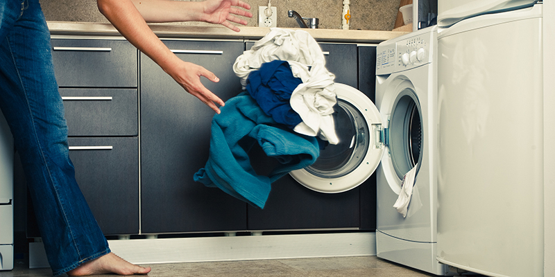 Bột giặt hay nước giặt tiết kiệm hơn hiệu quả hơn?