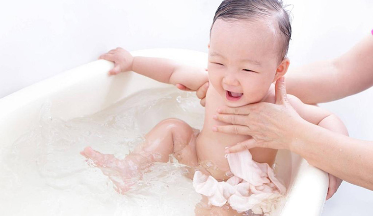 Những lưu ý mẹ nên biết khi tắm cho trẻ sơ sinh vào mùa hè