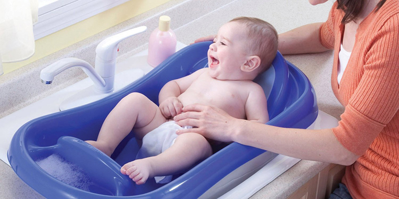 Mẹ có thể tắm hàng ngày cho trẻ vào mùa hè Tắm cho trẻ sơ sinh vào mùa hè - mẹ cần lưu ý!