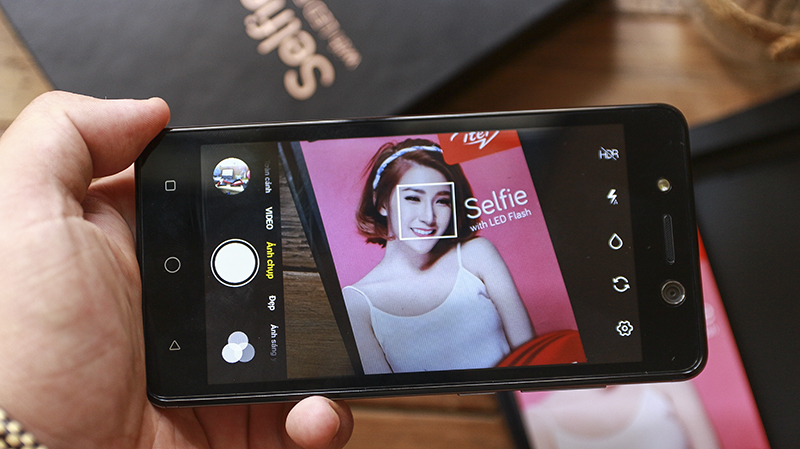 Trên tay iTel S11 Plus