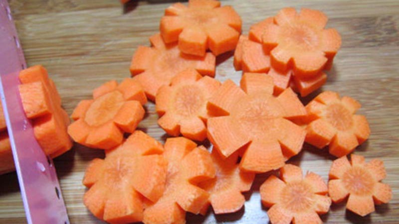 Cà rốt gọt vỏ, rửa sạch, cắt miếng