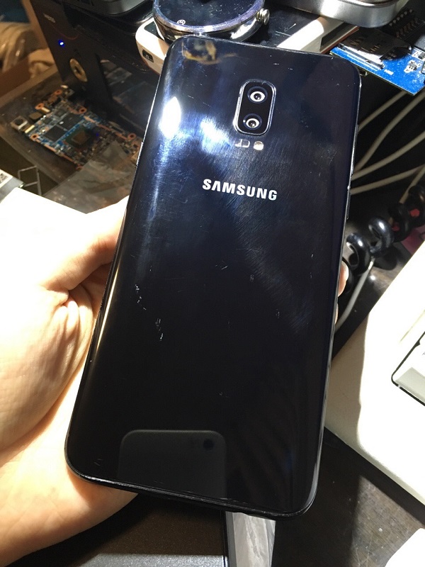 Galaxy S8 với camera kép mặt sau, vân tay siêu âm xuất hiện trên tay người dùng