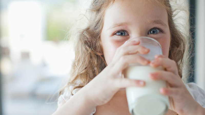 Nên cho bé uống sữa tươi khi nào là thích hợp?