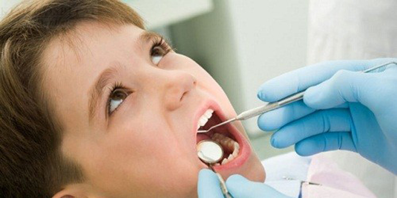 Vẫn có thể dùng các biện pháp công nghệ để lấy cao răng cho bé