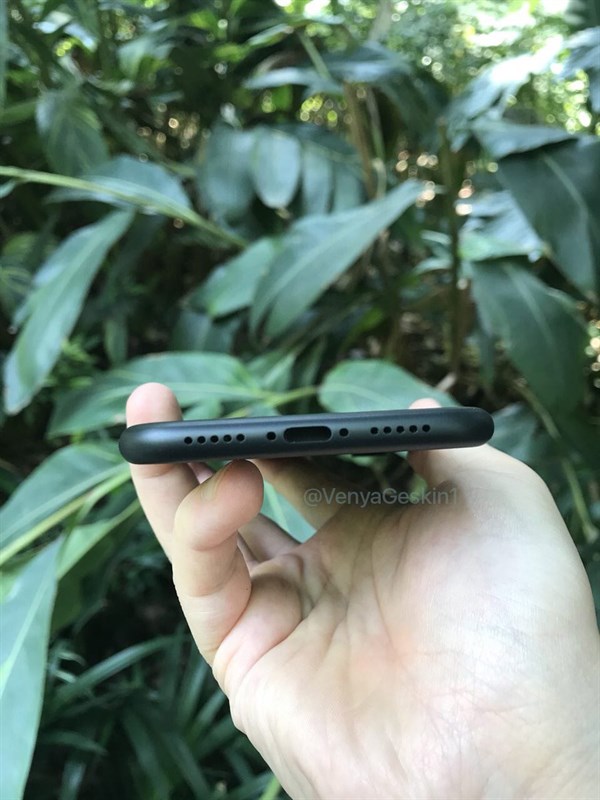 Mô hình iPhone 8 xuất hiện trên tay người dùng: Viền cạnh siêu mỏng, camera kép trước sau Mô hình iPhone 8 xuất hiện trên tay người dùng: Viền cạnh siêu mỏng, camera kép trước sau