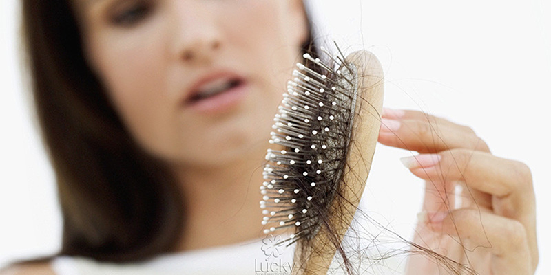Rụng tóc là biểu hiện dễ nhận biết do cơ thể thiếu kẽm
