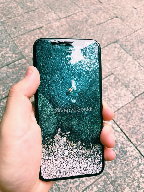 iPhone 8 bằng xương bằng thịt bất ngờ xuất hiện trên tay người dùng