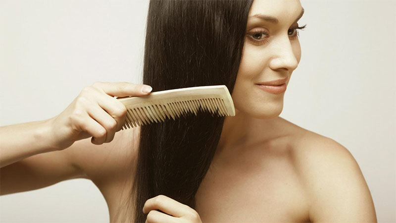Làm mượt tóc trước khi gội đầu Làm mượt tóc trước khi gội đầu