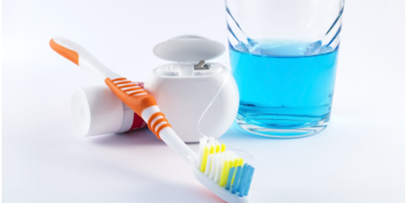 Dùng chỉ nha khoa và nước súc miệng để vệ sinh răng