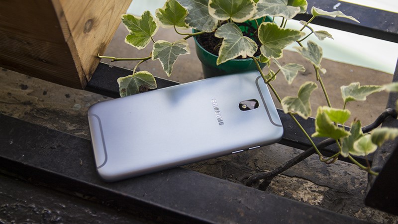 Galaxy J7 Pro có dải ăng-ten độc và lạ nhất phân khúc tầm trung