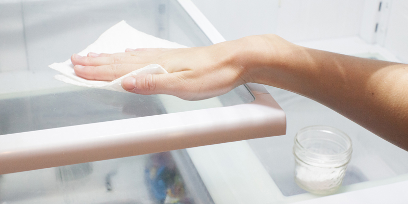 Cách khử mùi hôi trong tủ lạnh do cá với nước rửa chén và baking soda