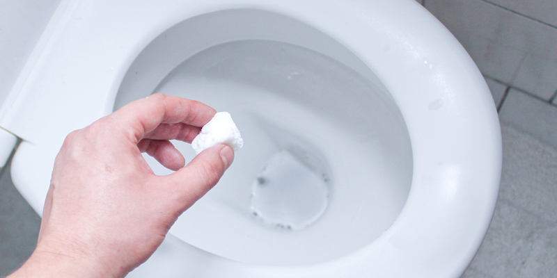 Cách khử mùi nhà vệ sinh với bột giặt tẩy