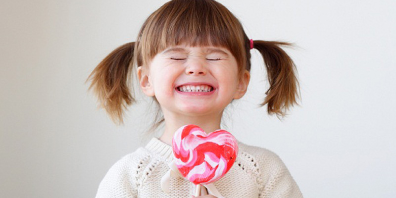Hạn chế cho bé dùng các thực phẩm có hại cho răng