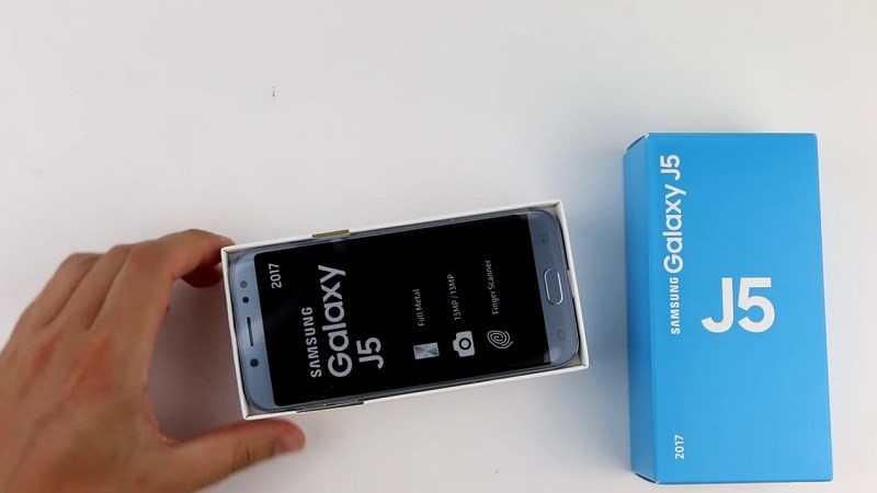Mở hộp Samsung Galaxy J5 (2017) thiết kế giống J7 Pro, giá 7,2 triệu Mở hộp Samsung Galaxy J5 (2017) thiết kế giống J7 Pro, giá 7,2 triệu