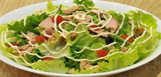 Có nên cho bé ăn món salad cá ngừ?