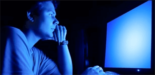 Cách bảo vệ mắt khỏi tác hại từ ánh sáng xanh trên tivi và laptop