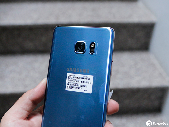 Trên tay Galaxy Note FE màu xanh san hô đầu tiên tại Việt Nam Trên tay Galaxy Note FE màu xanh san hô đầu tiên tại Việt Nam