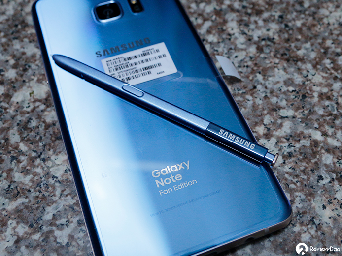 Trên tay Galaxy Note FE màu xanh san hô đầu tiên tại Việt Nam Trên tay Galaxy Note FE màu xanh san hô đầu tiên tại Việt Nam