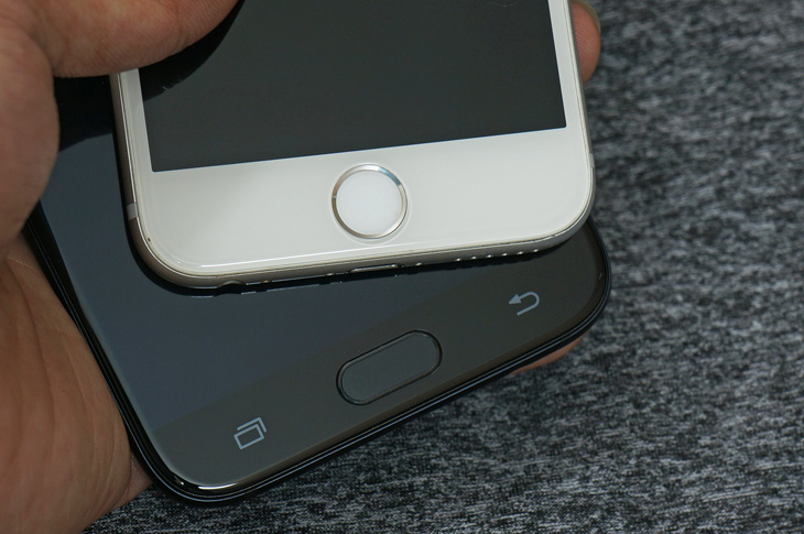 Đo dáng Samsung J7 Pro và iPhone 6: khi tầm trung đối đầu cao cấp Đo dáng Samsung J7 Pro và iPhone 6: khi tầm trung đối đầu cao cấp