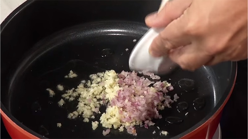 Cách làm gà xào nấm hương cho bữa cơm ngon miệng