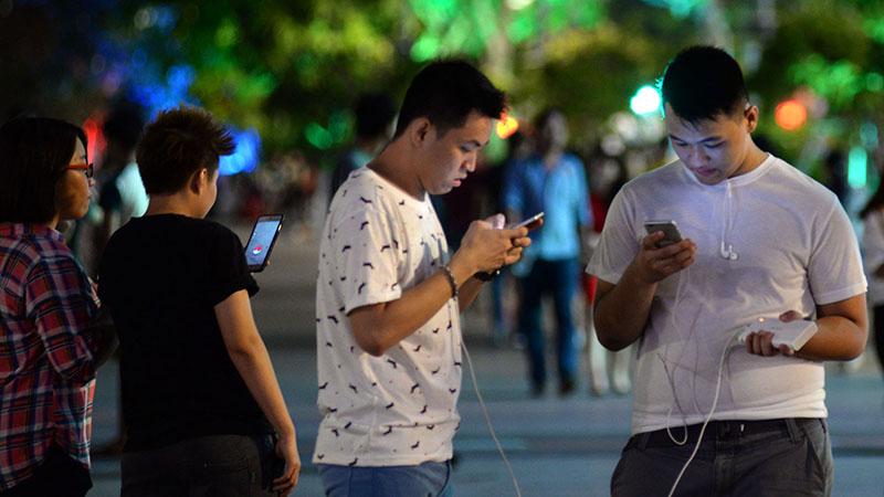 Hôm đầu ra mắt, rất nhiều người đã xách điện thoại ra phố và tranh nhau bắt những chú Pokémon. Hôm đầu ra mắt, rất nhiều người đã xách điện thoại ra phố và tranh nhau bắt những chú Pokémon.