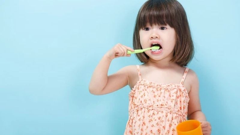 Nên tập thói quen đánh răng cho bé từ sớm
