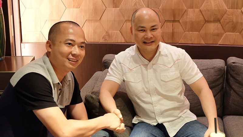 Ông Đoàn Văn Hiểu Em (Ảnh trái) bắt tay với ông Nguyễn Tử Quảng