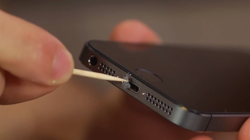 Vệ sinh cổng lightning Vệ sinh cổng lightning