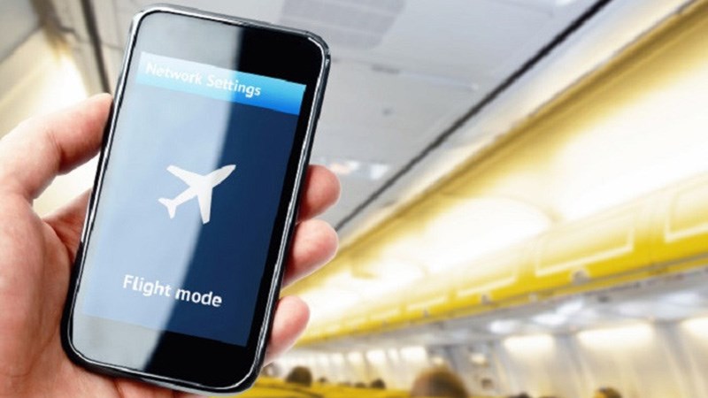 Vì sao đi máy bay phải bật chế độ bay?