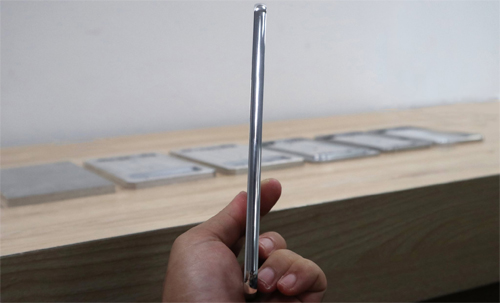 Khung máy của Bphone 2 khi chưa phay các nút bấm Khung máy của Bphone 2 khi chưa phay các nút bấm