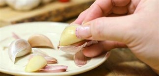 Bí quyết bóc tỏi siêu nhanh