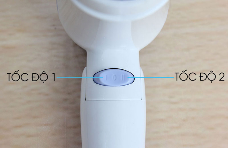 Máy sấy tóc Delites của nước nào, có tốt không? > Máy sấy tóc Delites MST01 EMC BL được thiết lập 2 tốc độ sấy, dễ dàng tùy chỉnh với nút nhấn.