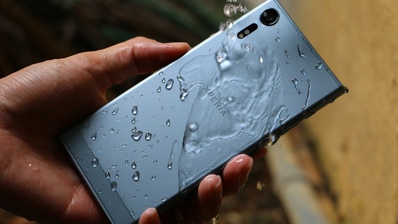 Sony Xperia XZs có khả năng chống bụi và nước đạt chuẩn IP68