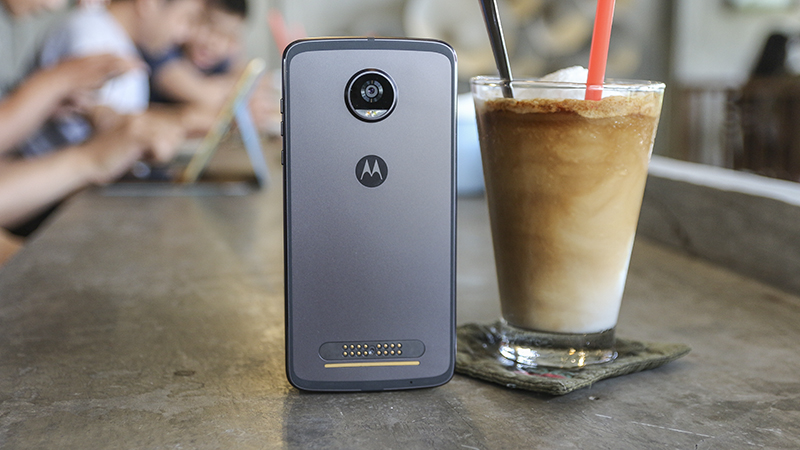 Trên tay Moto Z2 Play